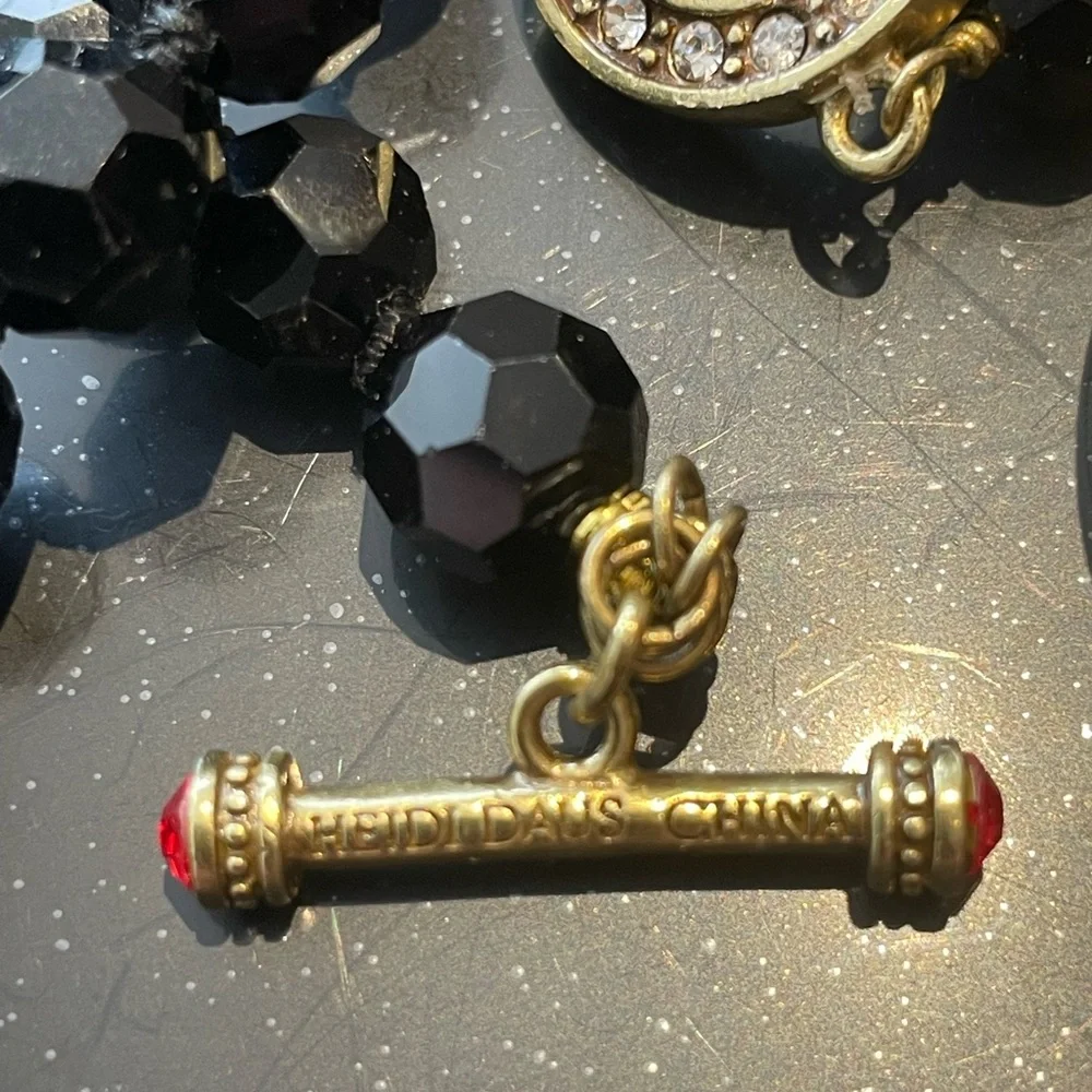 Elegant Black and Gold Necklace with Red Accents - Picture 4 of 6
